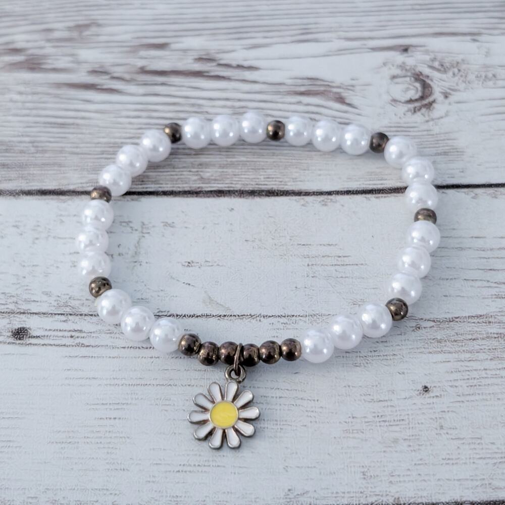 Vintage Stretch Bracelet with Daisy Flower Charm
